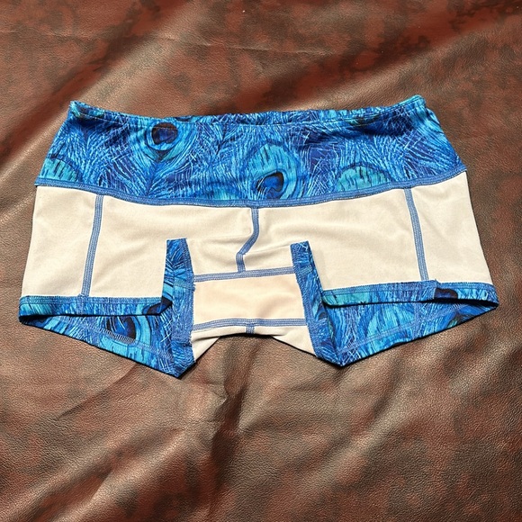 Like new FLEO low rise contour shorts. Size medium. - Picture 3 of 4
